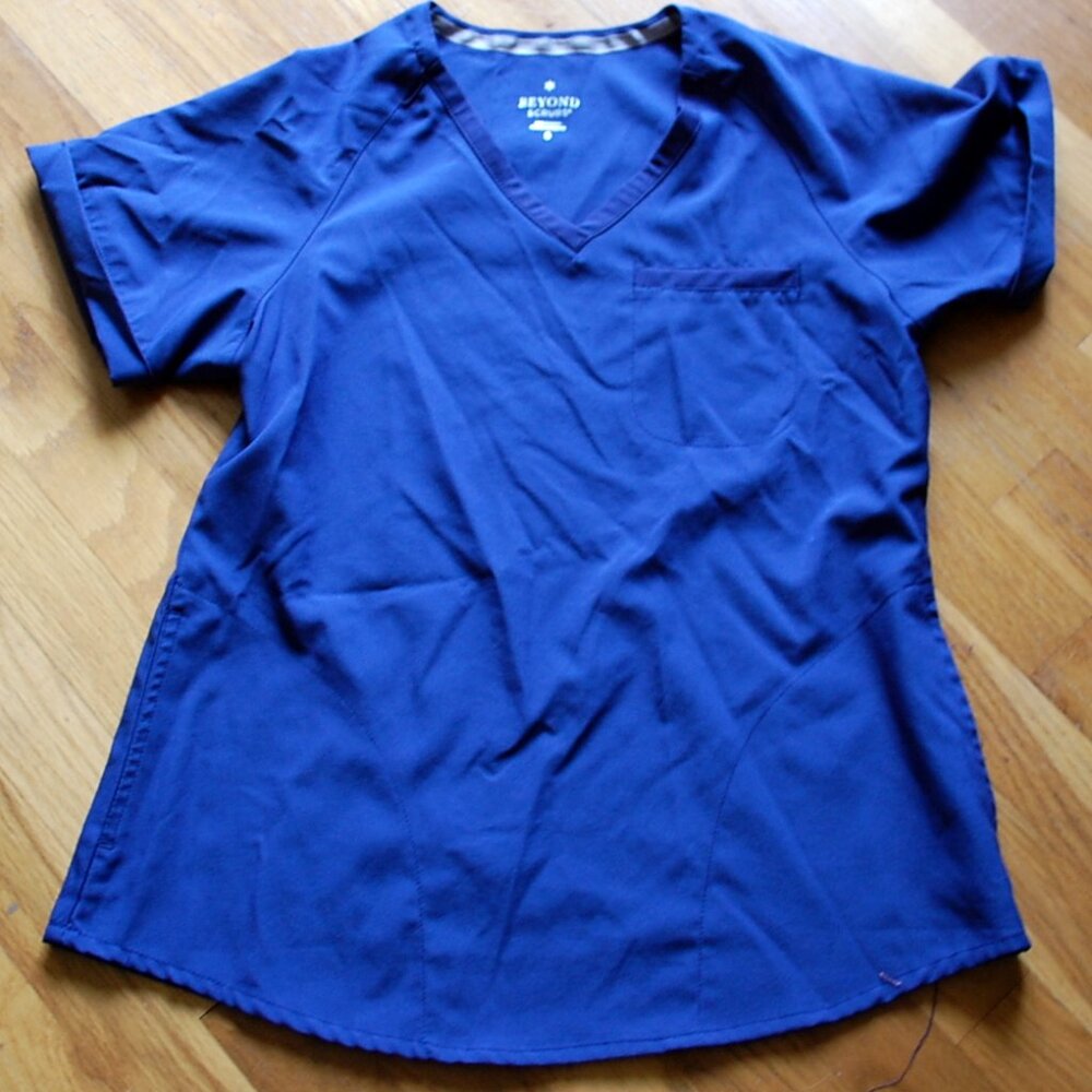 Beyond Scrubs Short Sleeve Navy Blue Top 1 Pocket V-Neck